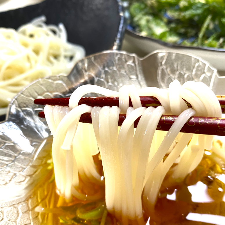 太麺が喉越し抜群！半田手延べそうめん1kg箱入り  白滝製麺 ギフト用箱入り 麺通を唸らせる半田手延べそうめん コシの強さ 徳島県産 伝統製法 ツルツルシコシコ